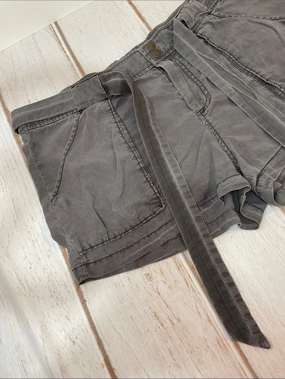 Free People Shorts Casual Tie-Belt Size 8 Charcoal Gray 100% Tencel Distressed